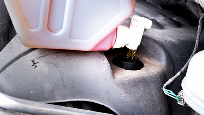 トラックのエンジンオイル量を点検しよう。継ぎ足しについても解説