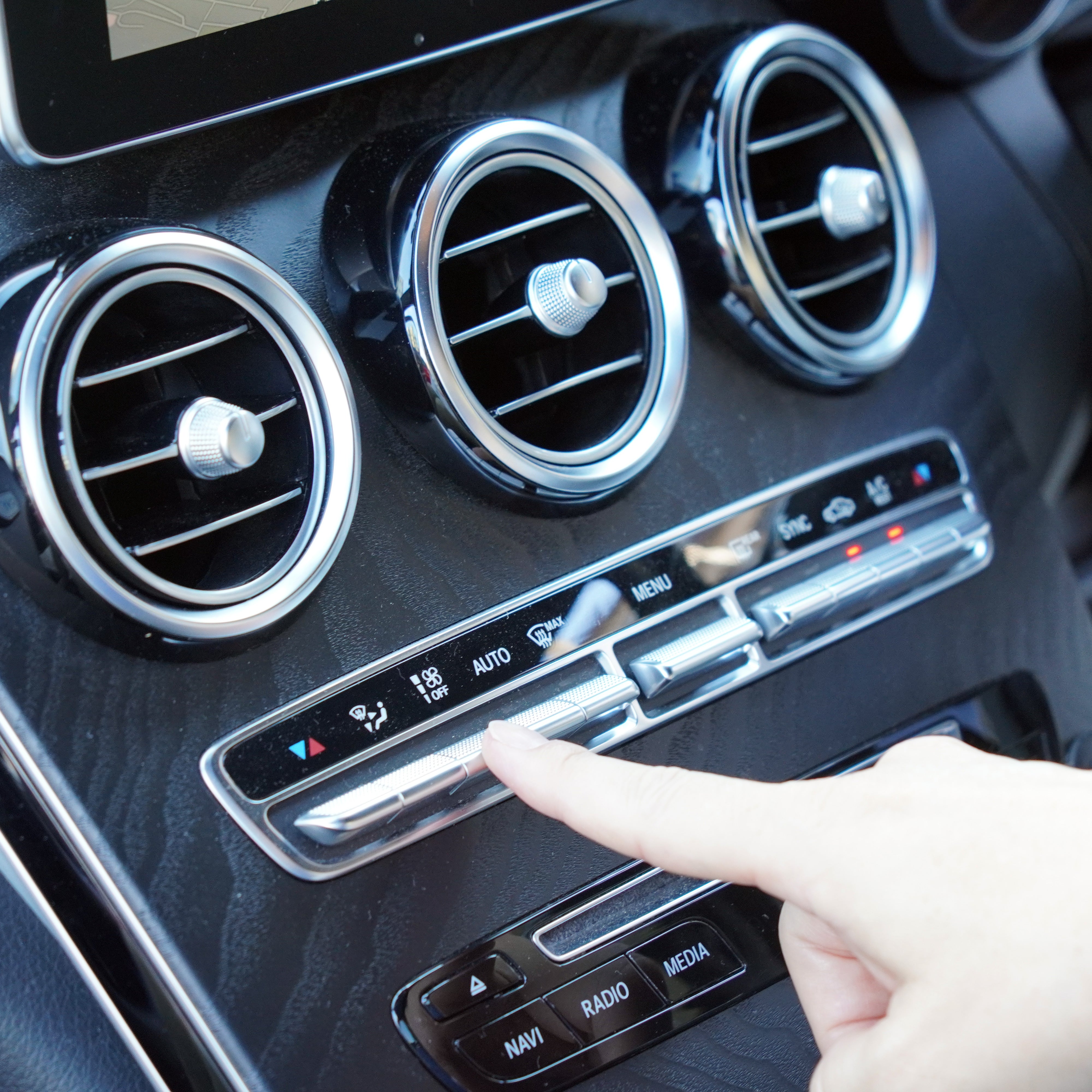スマートクリア＋  車内の除菌・消臭99.99%！！機械不要で簡単施工。安全・確実・短時間で車内まるごと清潔
